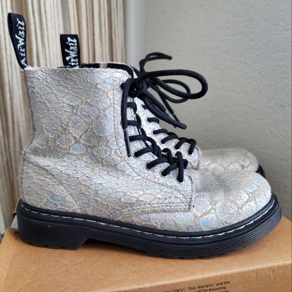 Dr. Marten girls boots croc rainbow iridescent silver white black 1460 Pascal J